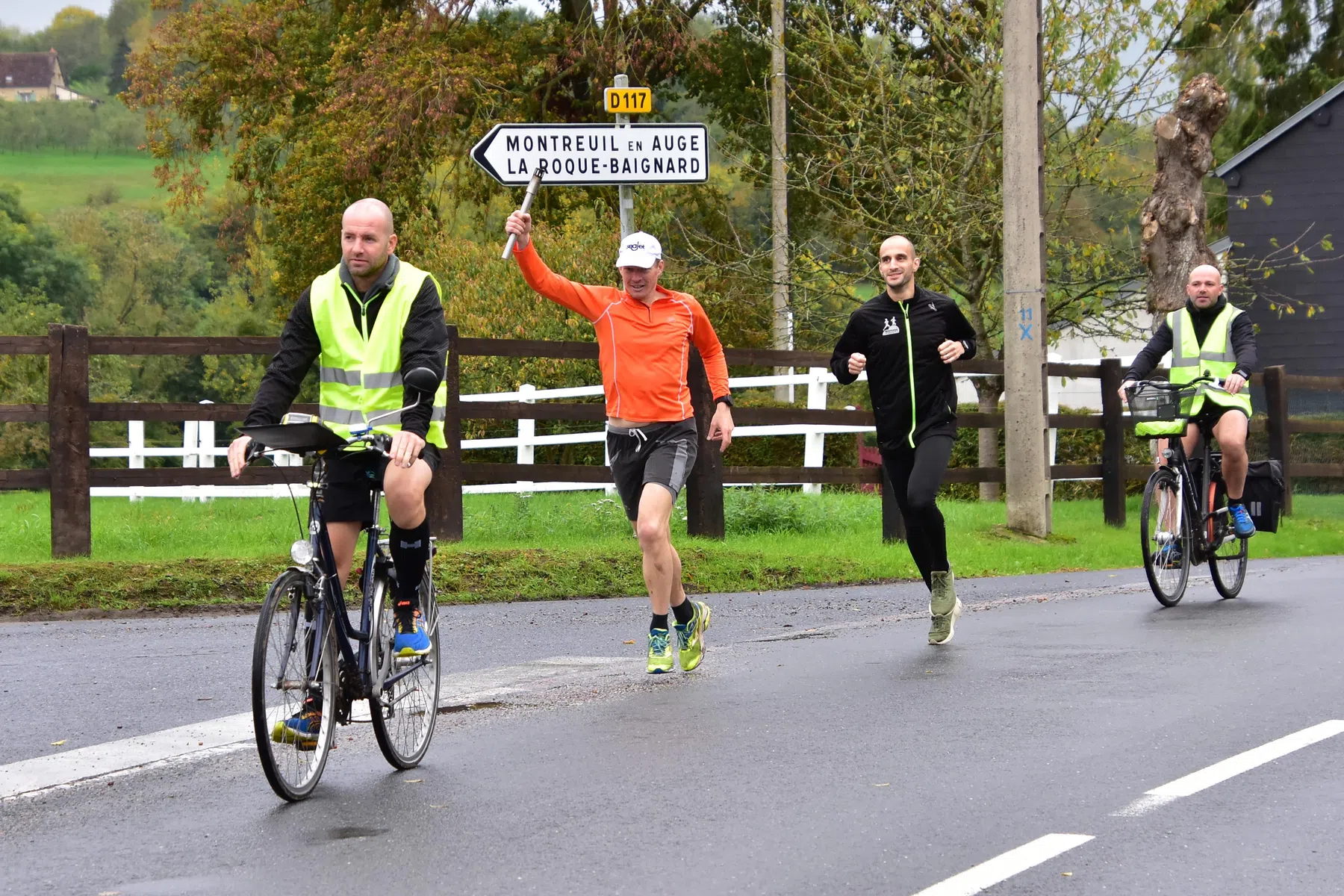 Nispen haalt bevrijdingsvuur 3 - foto Louis van Pul.JPG