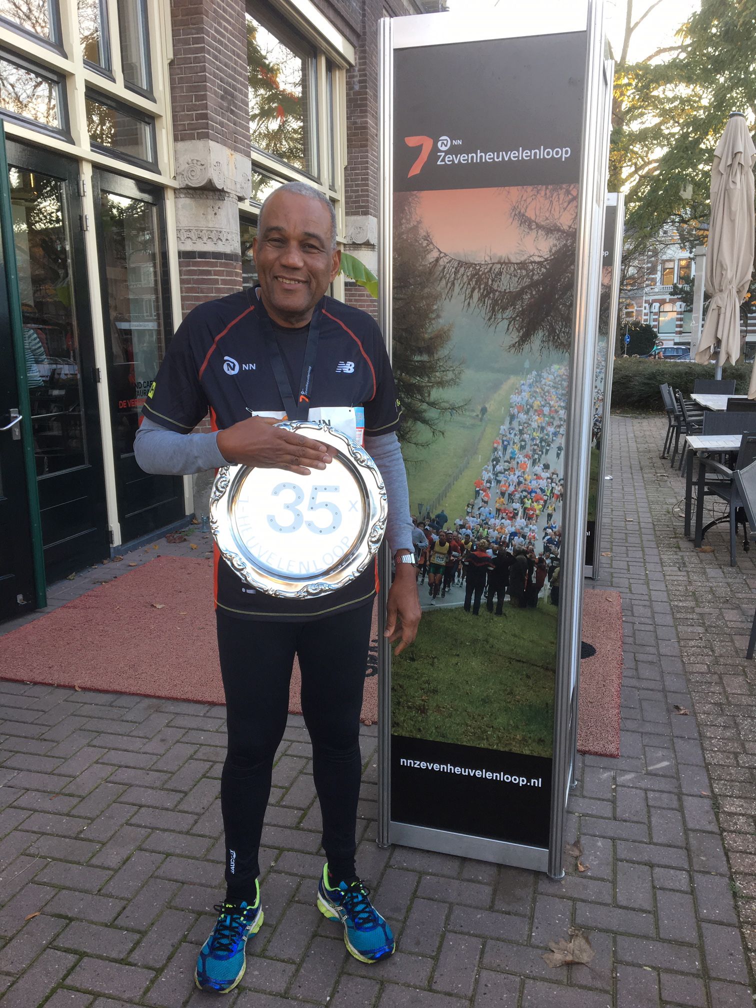 Ricardo Pengel met schaal nav 35e Zevenheuvelenloop, eigen foto.JPG