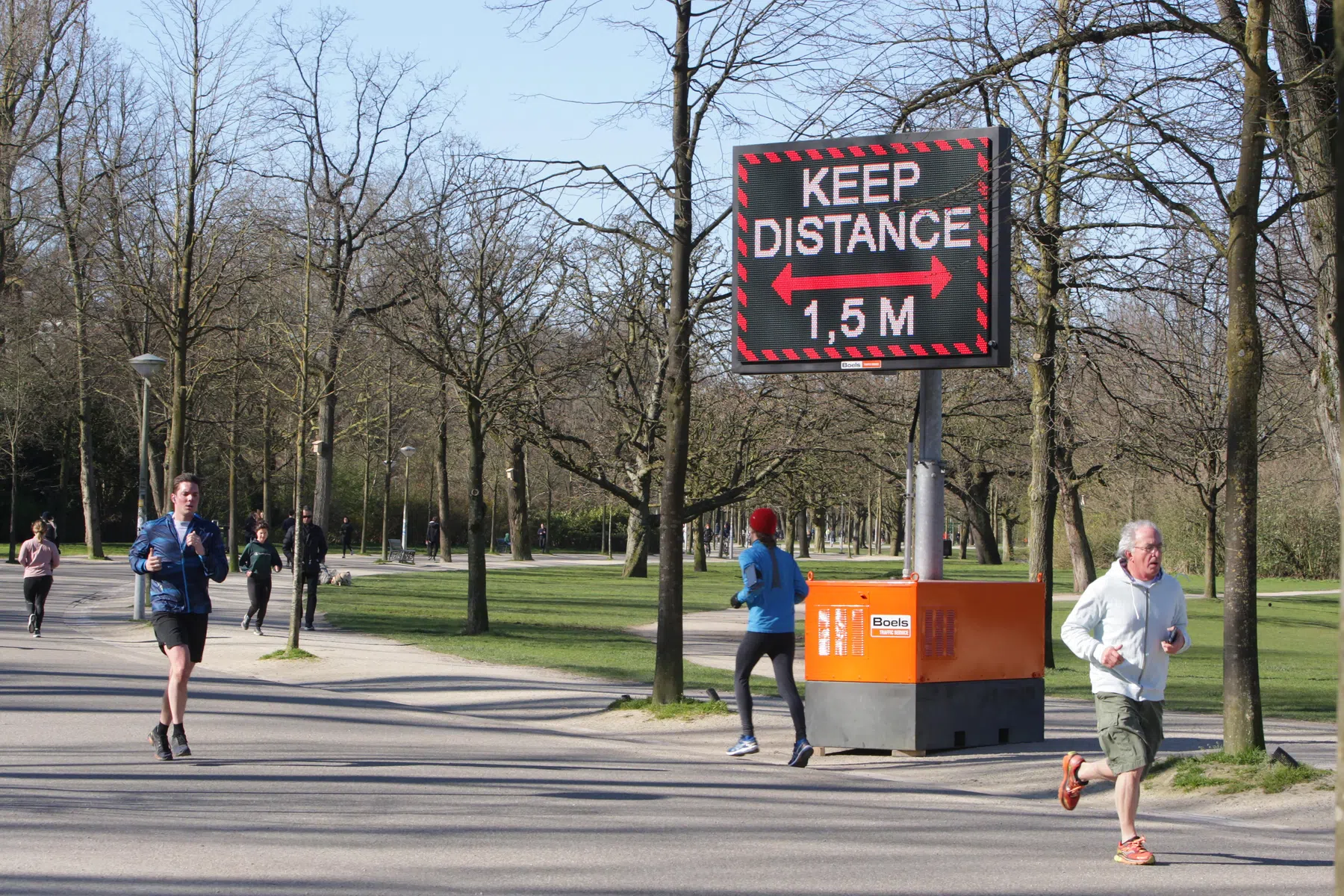 hardlopen-vondelpark-corona-afstand-houden.jpg