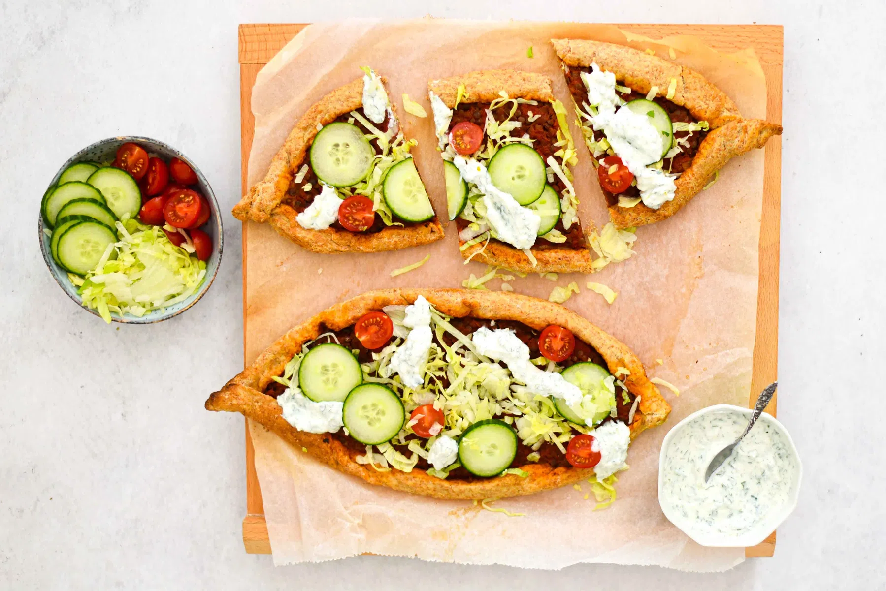 Turkse pide met knoflook-yoghurtsaus_recept.jpg