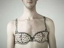 Thumbnail for article: Maken borsten je langzamer met hardlopen? Vier mannen droegen borstprotheses om erachter te komen