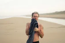 Thumbnail for article: Chris Stevenet loopt elke dag hard en neemt een duik in de Noordzee