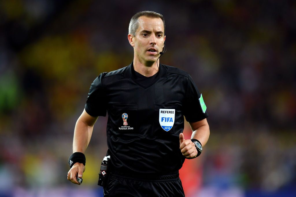 Zo ver lopen scheidsrechter tijdens voetbalwedstrijd.jpg