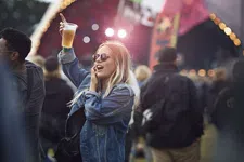 Thumbnail for article: 5x tips om gezond te genieten tijdens een zomer vol festivals en borrels