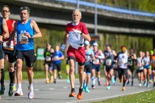 Thumbnail for article: Jo Schoonbroodt (71) evenaart in Rotterdam Europees record marathon 70+