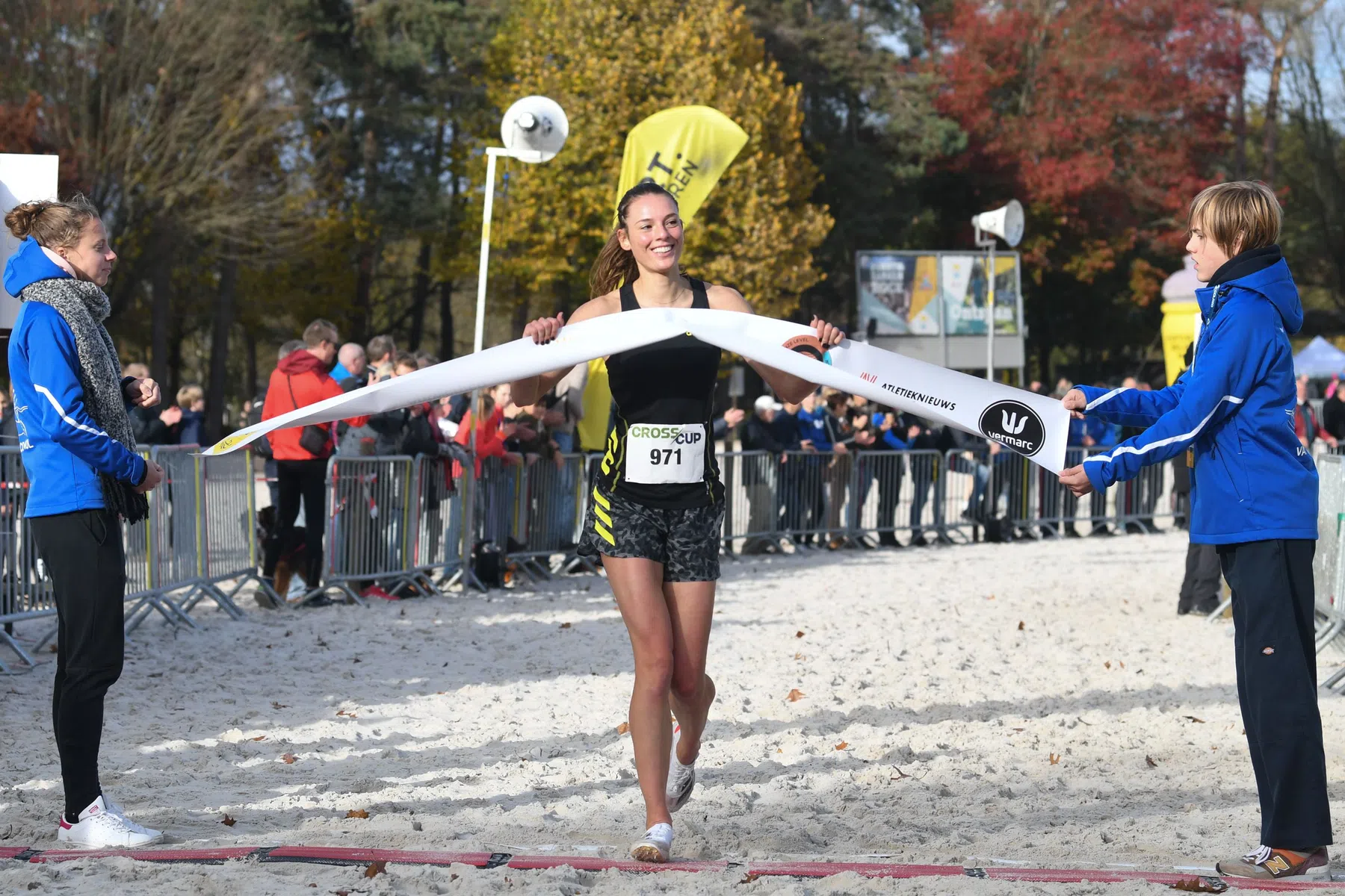 Julia van Velthoven wint de lange cross.jpg