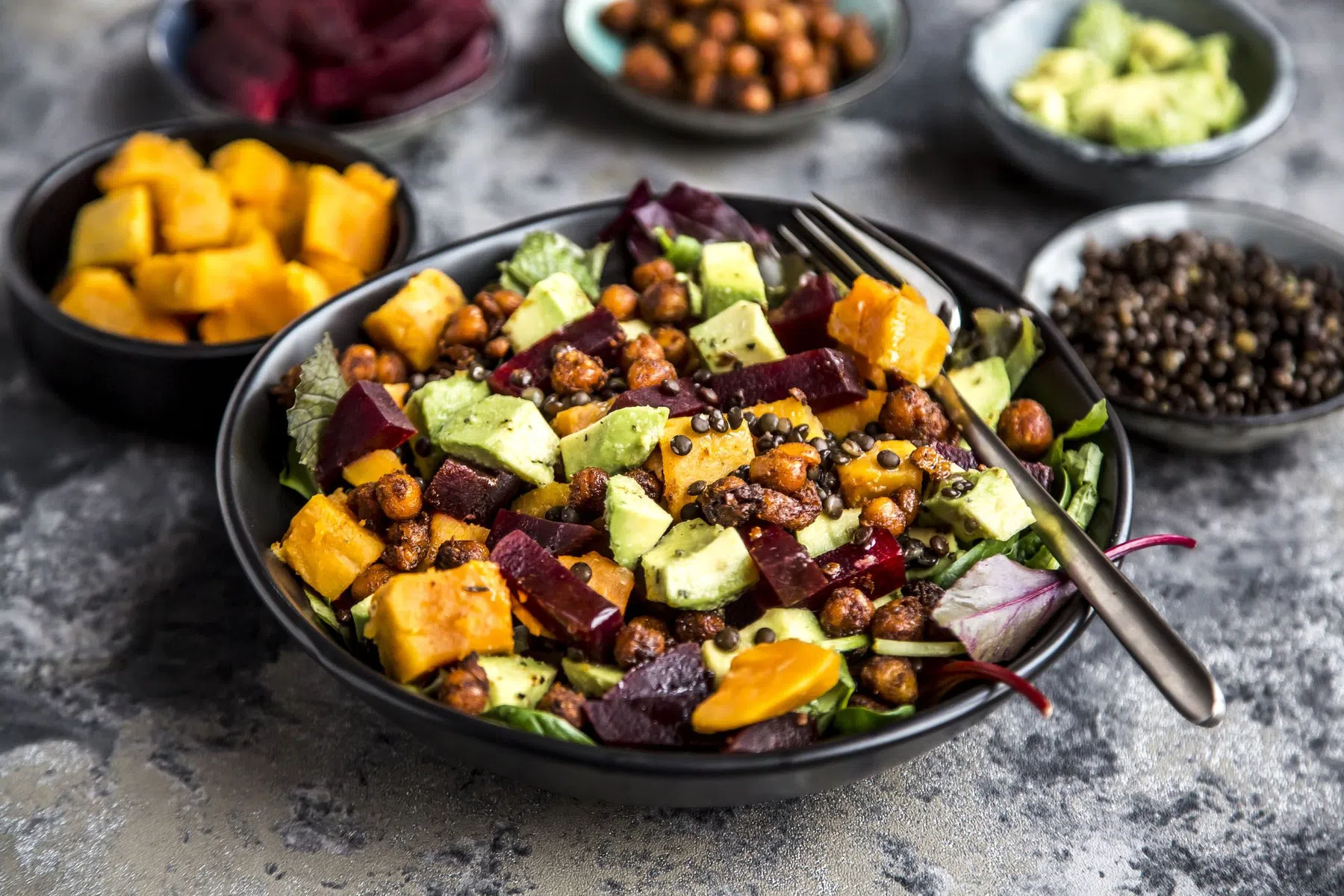 eenpersoonsgerecht-superfood-salade-zoete-aardappel-bietjes-avocado-en-linzen.jpg