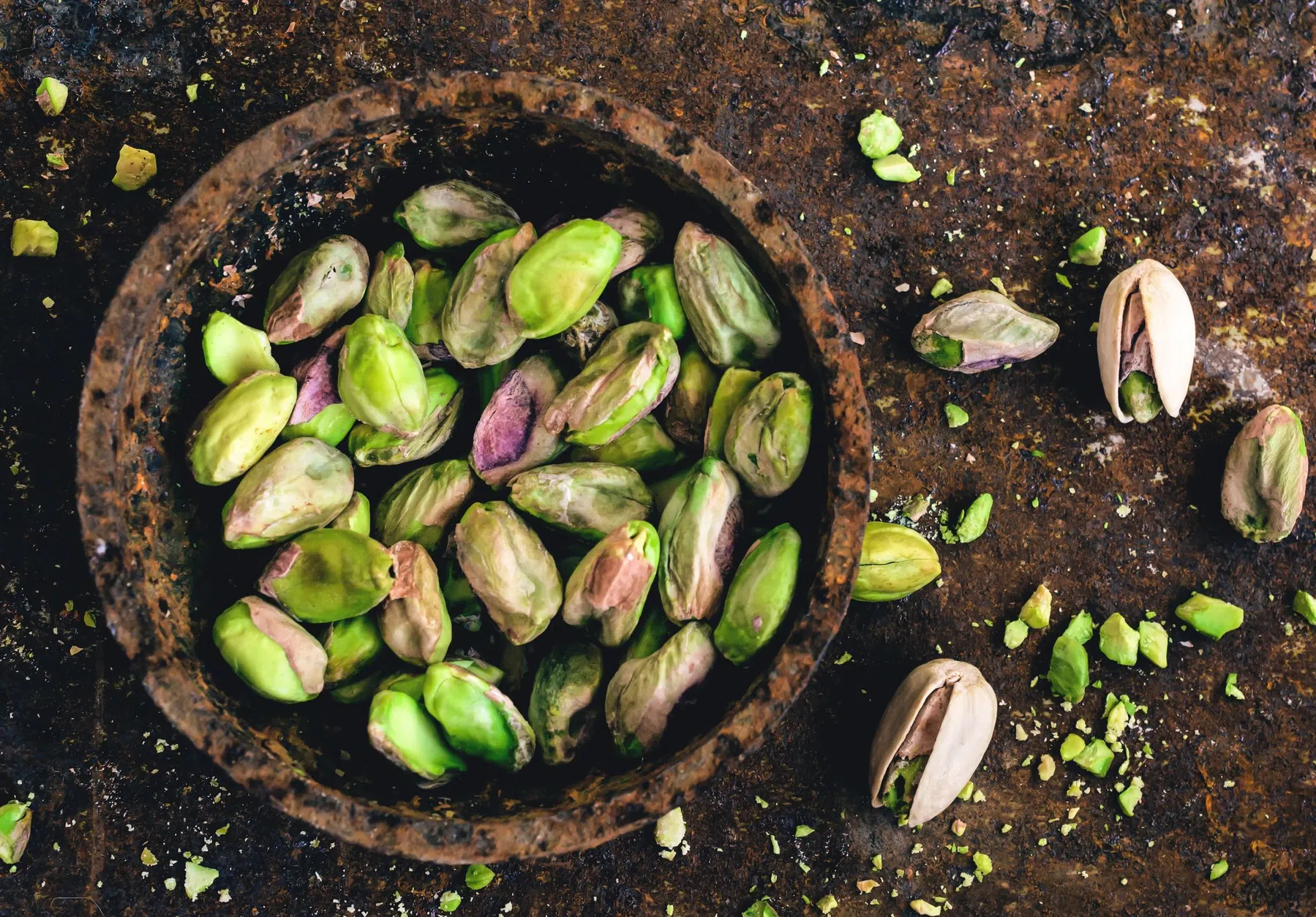 Pistachenoten in een kom