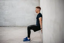 Thumbnail for article: Zo voer je de wall sit perfect uit