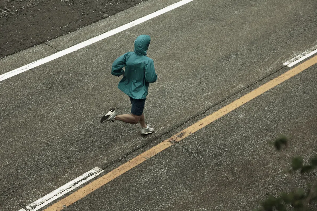 Aan welke kant van de weg moet je lopen als wandelaar?