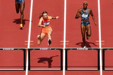 Thumbnail for article: Zo snel loopt Femke Bol