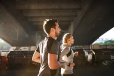 Thumbnail for article: Is hardlopen in de buurt van uitlaatgassen schadelijk?