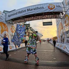 Thumbnail for article: Paul liep Egmond Halve Marathon in pak van geraapte blikjes