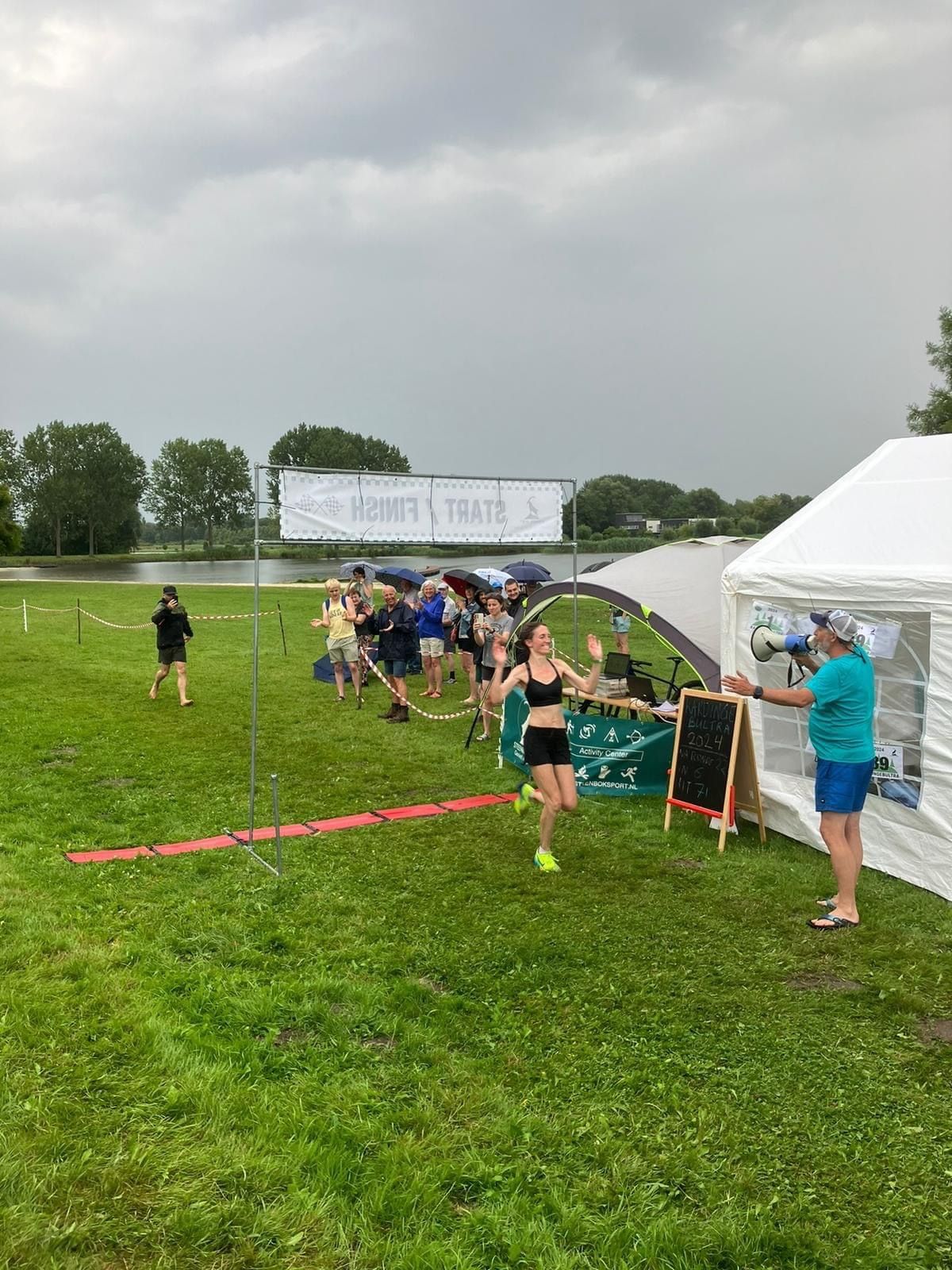 Hinke Schokker finish Kardingebultra - foto Luc Feenstra.JPG