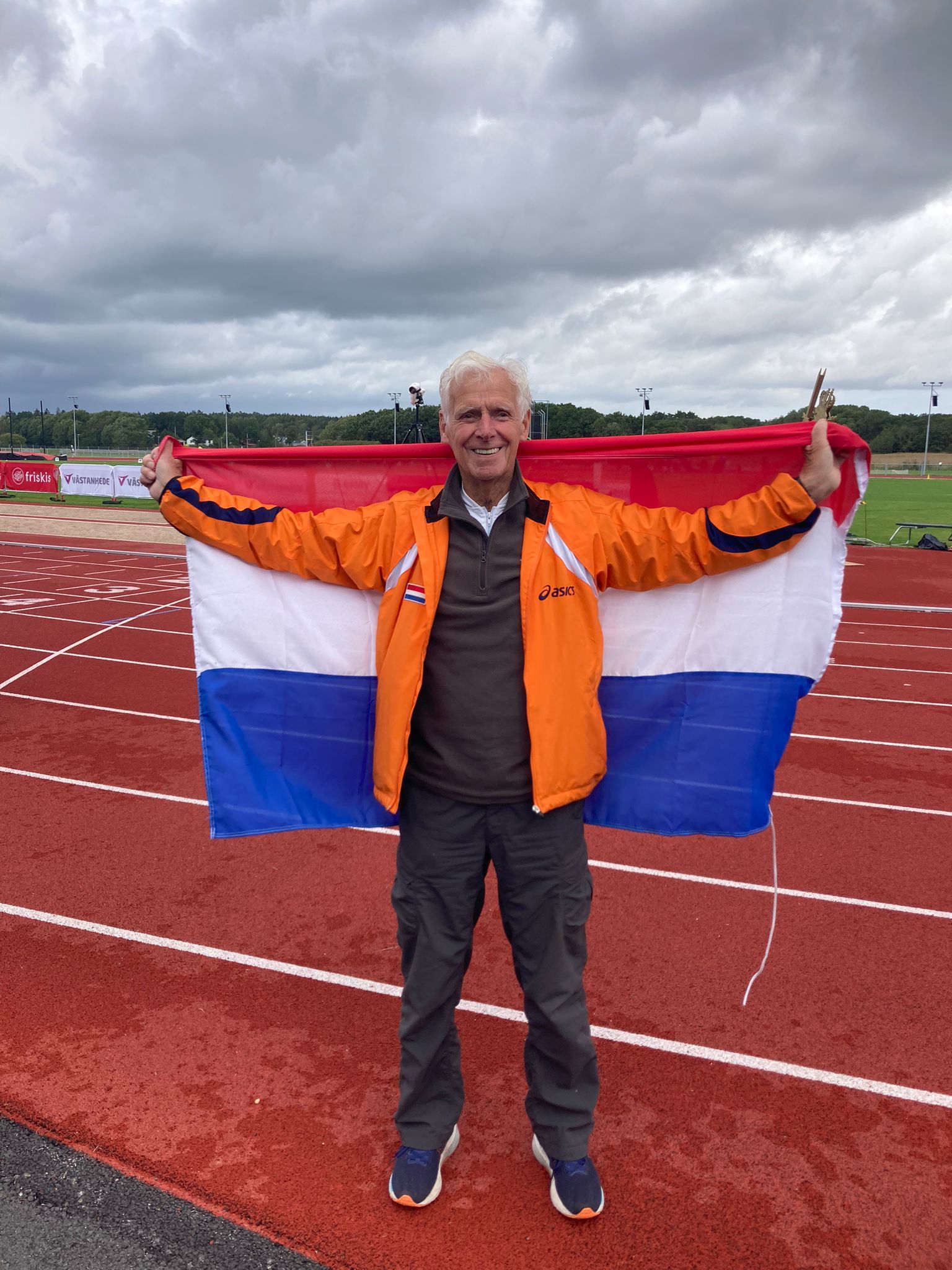 Gilles Bosman met NL Vlag bij WK - eigen foto.JPG