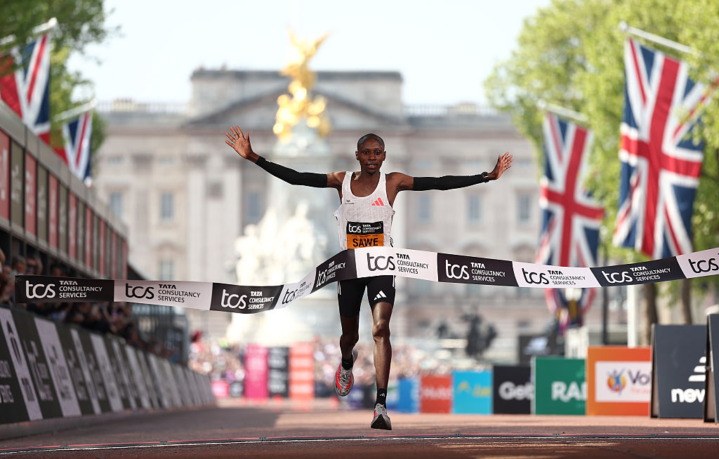 Tigst Assefa en Sebastian Sawe winnaars London Marathon 2025