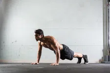 Thumbnail for article: Dit is wat een maand lang 300 push-ups per dag met je doet