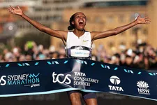 Thumbnail for article: Sifan Hassan wint Sydney Marathon 2025 met parcoursrecord