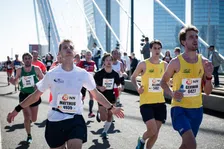 Thumbnail for article: Wat is duurder: een marathon lopen of meedoen aan een HYROX?