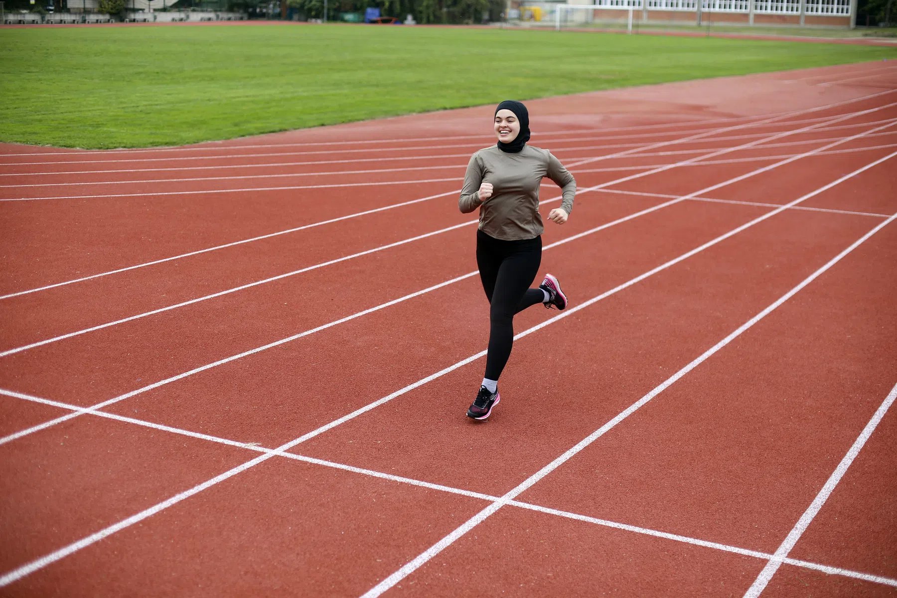 Intervaltraining op de atletiekbaan of op de weg: waar haal je meer uit?