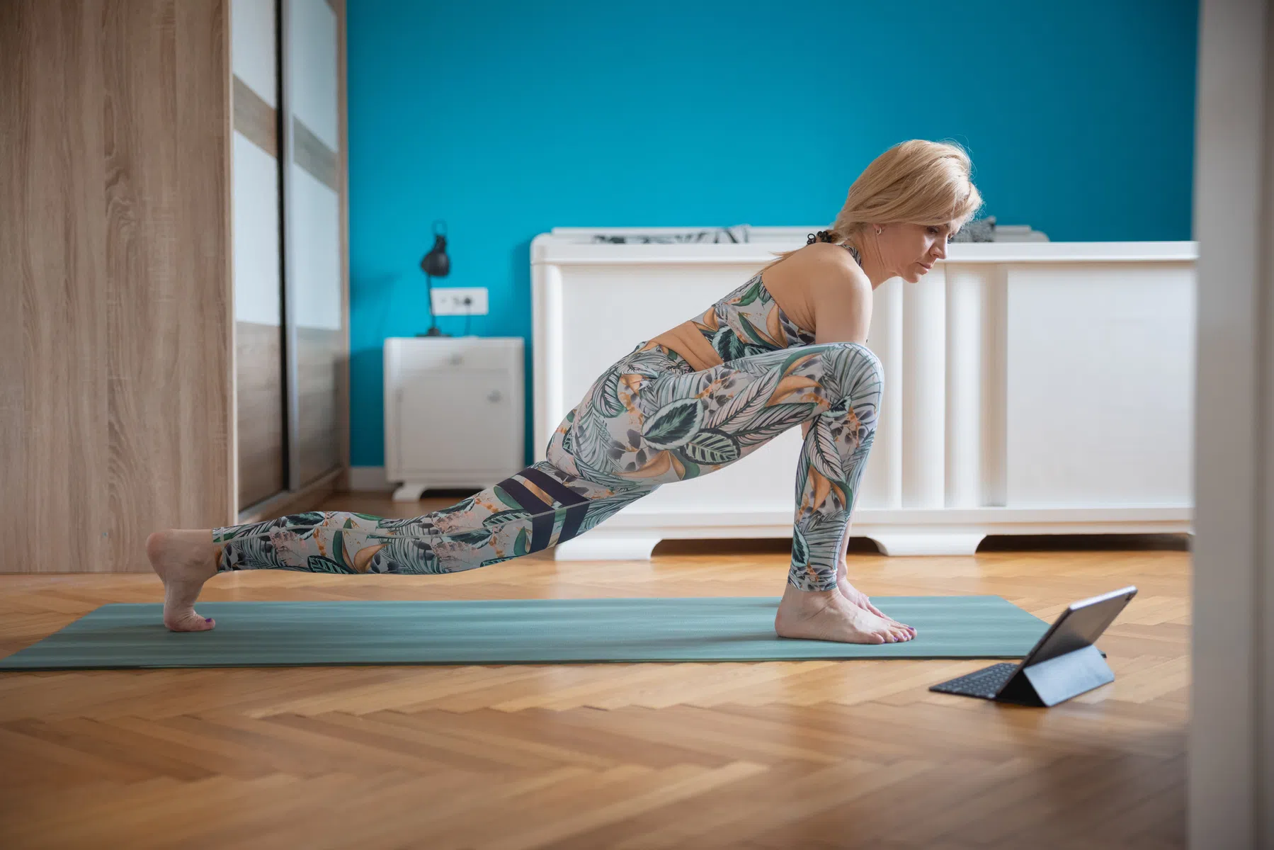 8 yoga-oefeningen die je loophouding verbeteren (en blessures helpen voorkomen)