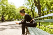 Liever buiten trainen? Voor deze full-body workout heb je alleen een bankje nodig