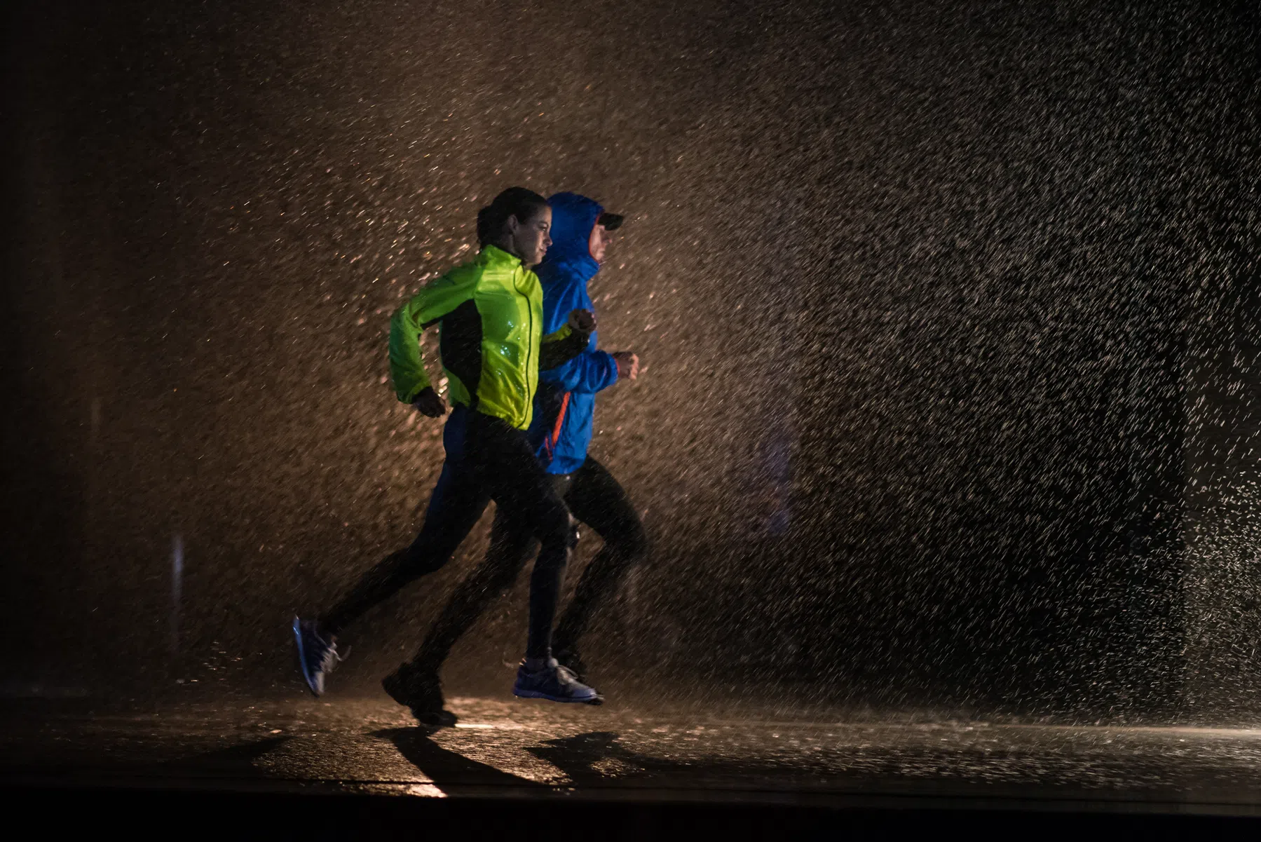 Hardlopen in de regen: wat doet dat met je prestaties?