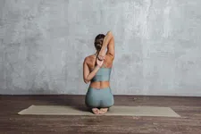 Thumbnail for article: Deze 9 pilatesoefeningen verbeteren je loophouding