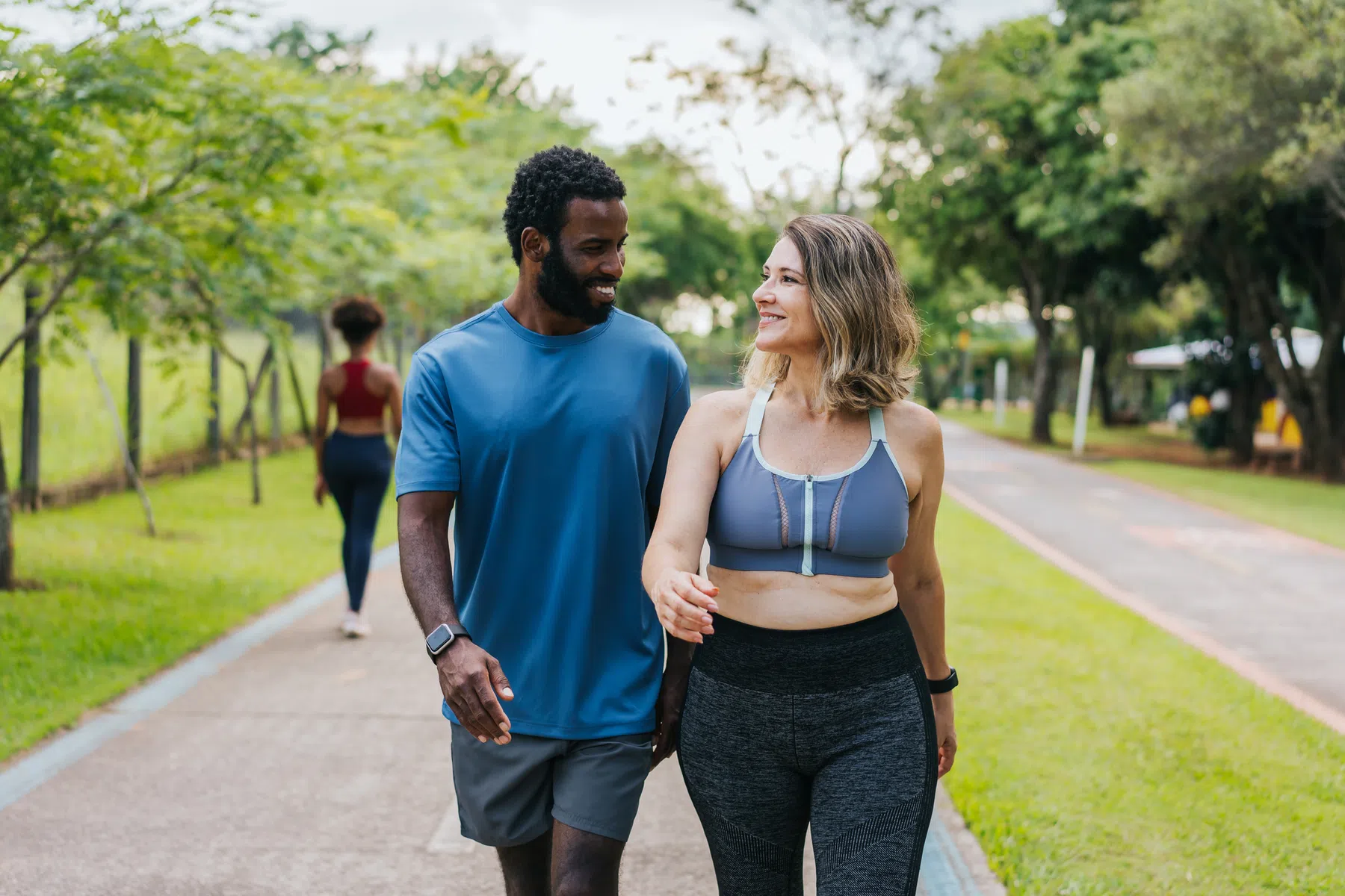 Wandelen of volledige rust? Zo herstel je snel tussen twee loopsessies