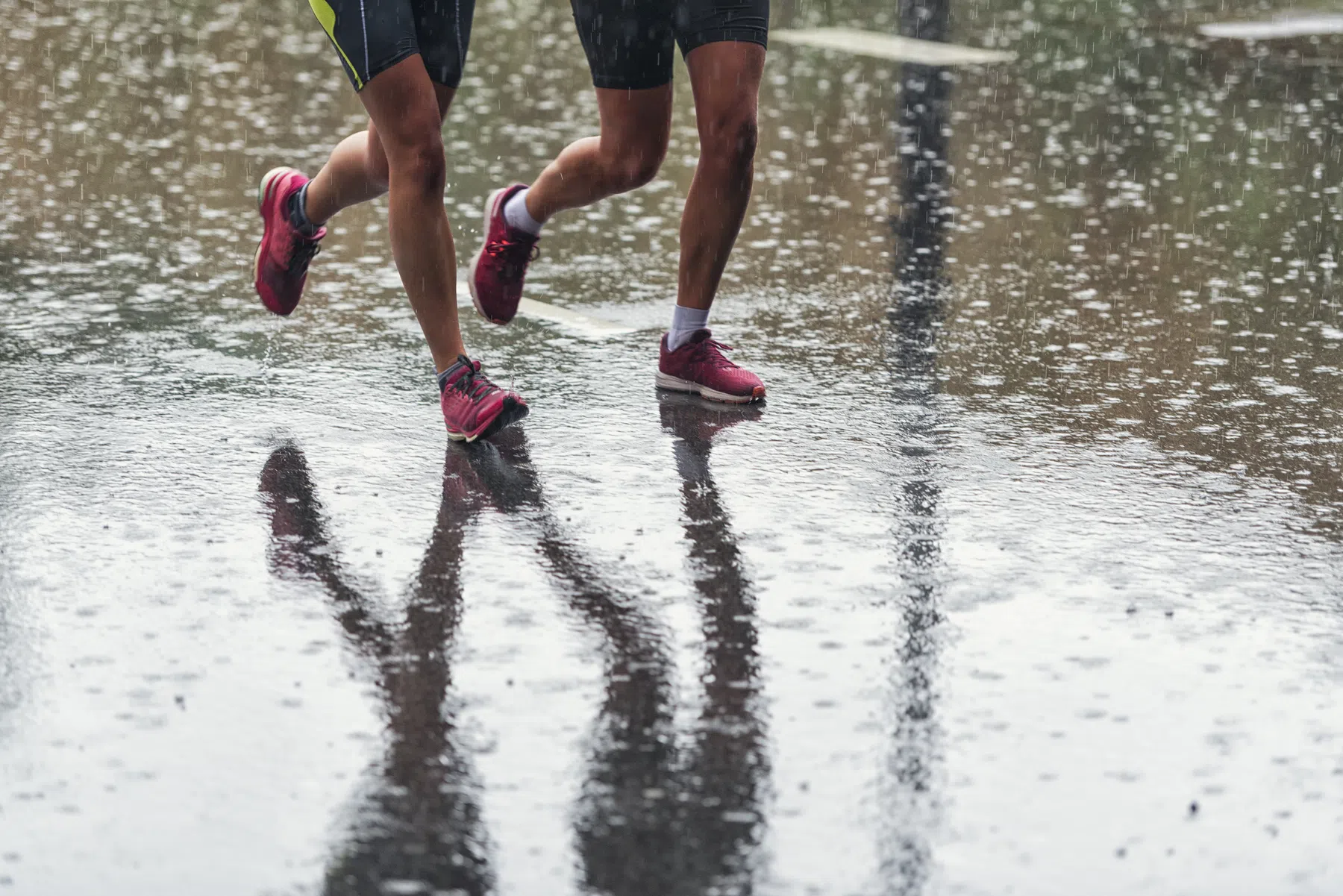 Hardlopen in de regen: verfrissend of gevaarlijk?