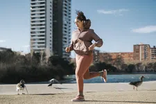 Thumbnail for article: 5 redenen waarom hardlopen zonder muziek je fysieke én mentale welzijn versterkt