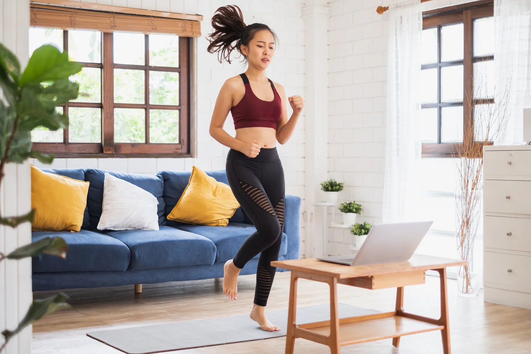10.000 stappen zetten in 75 minuten met deze makkelijke home workout