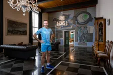 Thumbnail for article: Hugo de Jonge loopt het liefst alleen met muziek: 'Van Bløf tot Eminem'