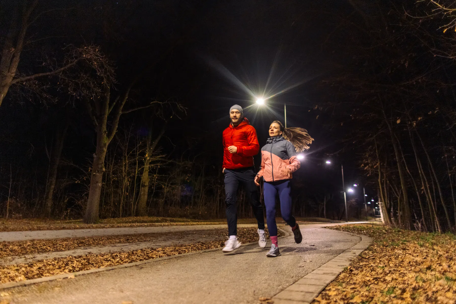 Helft vrouwelijke hardlopers voelt zich onveilig tijdens hardlopen in het donker