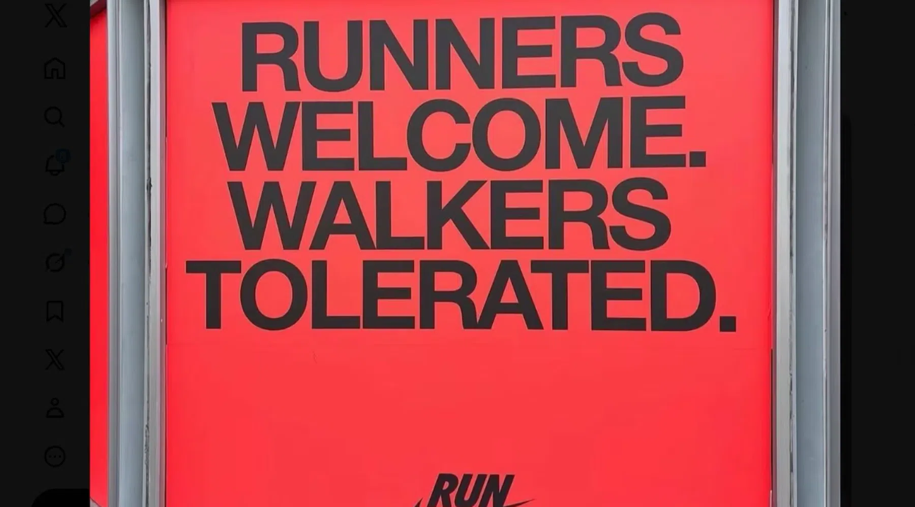 Nike verwijdert bord in Boston. Tekst: 'Hardlopers welkom. Wandelaars getolereerd'