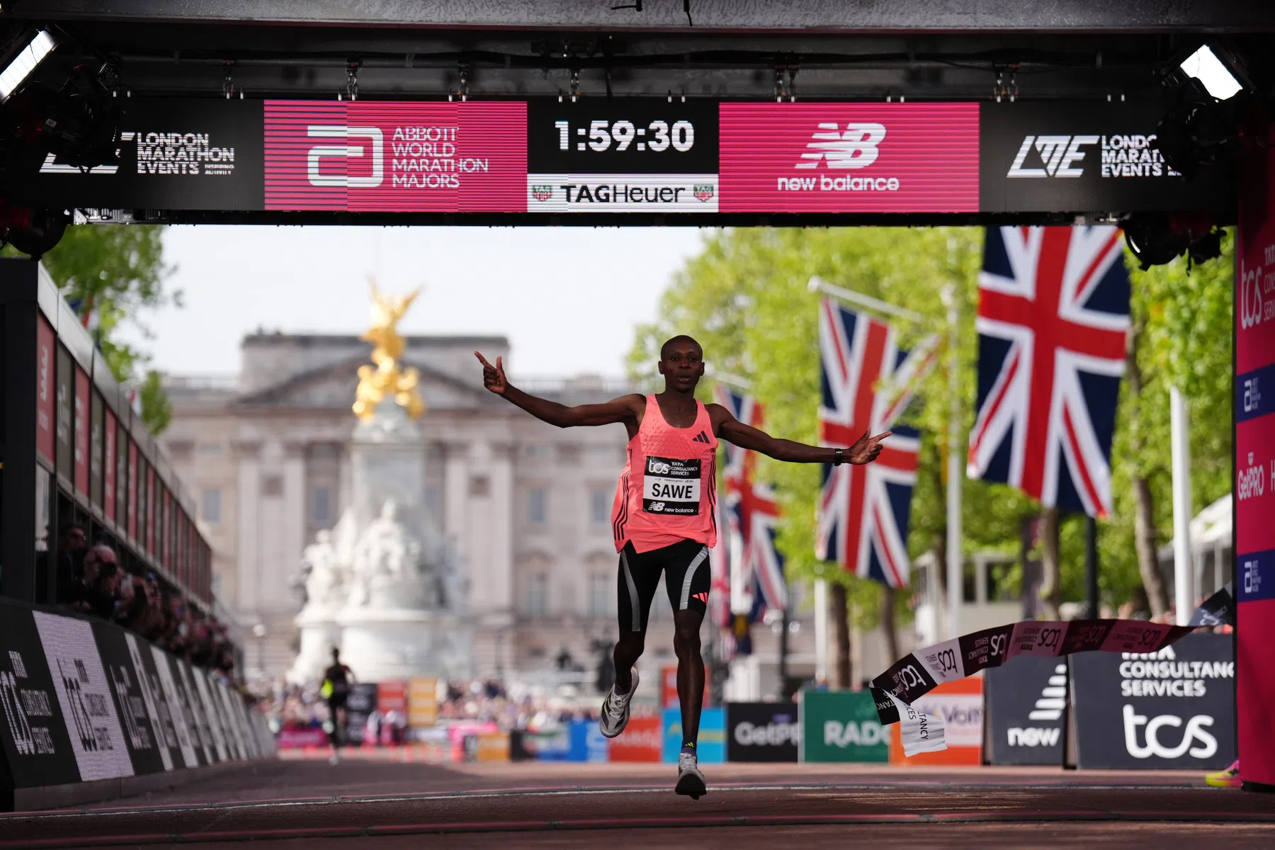 Sabastian Sawe loopt onder de magische grens van twee uur in Londen: 01:59:30