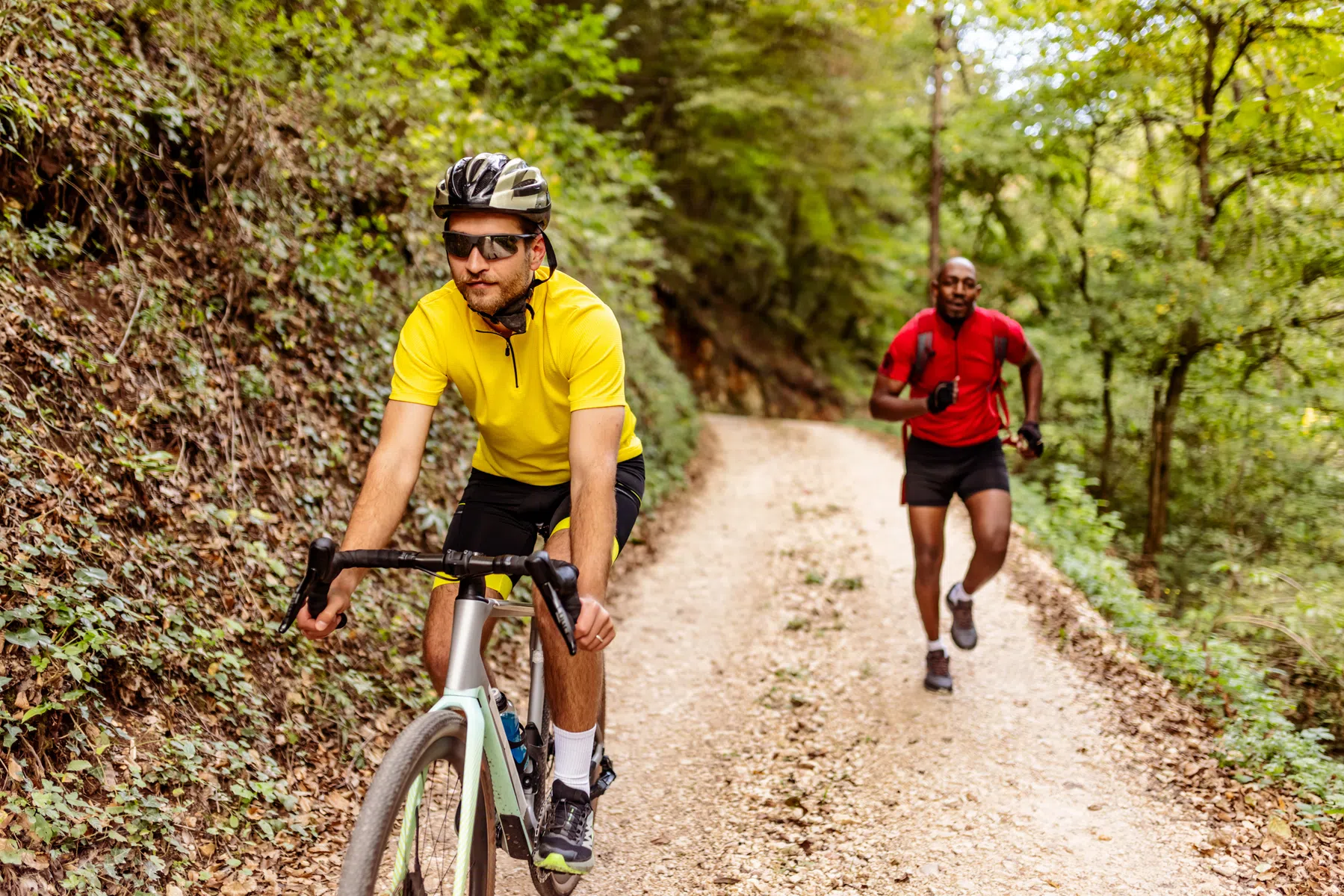 Wandelen of fietsen: wat is beter voor je gewrichten?