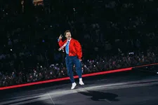 Harry Styles traint voor de marathon tijdens zijn concert in de Amsterdam Arena