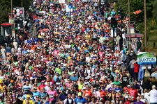 Thumbnail for article: Historische beslissing: London Marathon pakt uit met 100.000 lopers aan de start verdeeld over twee dagen