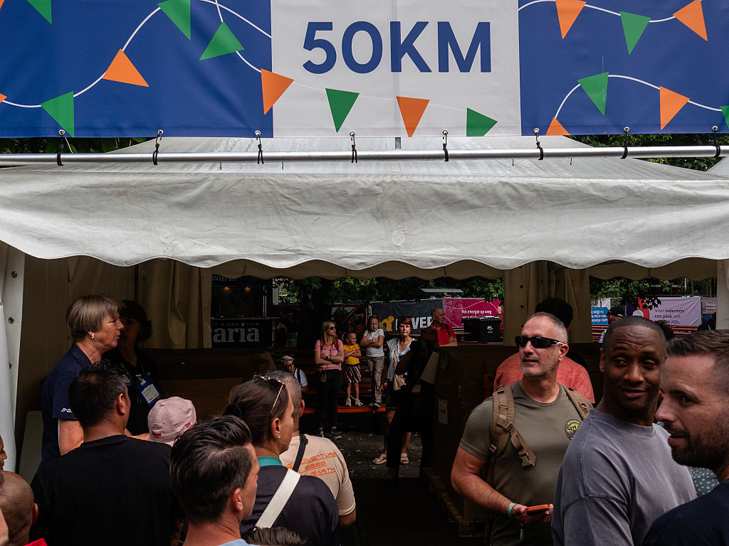 Iedereen denkt dat de Vierdaagse 'maar wandelen' is, tot ze zelf meelopen