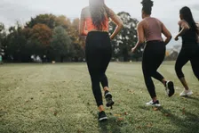 Thumbnail for article: Zwakke bilspieren? Deze 5 signalen herken je tijdens het hardlopen