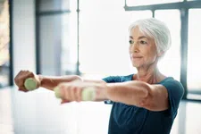 Thumbnail for article: Deze 8 oefeningen kunnen 70-plussers helpen hun botten sterker te maken