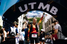 Thumbnail for article: Janneke loopt bij haar eerste 100-miler de UTMB uit: ‘Ik viel lopend in slaap’