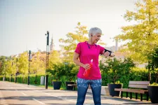 Zo snel wandelen mensen gemiddeld op jouw leeftijd