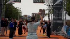 Laatste loper Enschede Marathon Esmee Koetsier: 'Het is zo goed gegaan vandaag!'